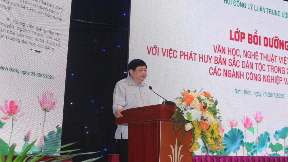 Phó Giáo sư, Tiến sĩ, Nhà văn Nguyễn Thế Kỷ, Phó Chủ tịch Hội đồng Lý luận Trung ương truyền đạt chuyên đề về Bản sắc dân tộc trong văn học nghệ thuật. 5.jpg