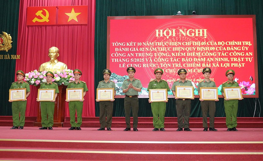 Đại tá Tô Anh Dũng, Giám đốc Công an tỉnh Hà Nam khen thưởng các tập thể và cá nhân có thành tích xuất sắc trong công tác bảo đảm an ninh trật tự Lễ cung rước, tôn trí, chiêm bái xá lợi phật tại chùa Tam Chúc. ab.jpg