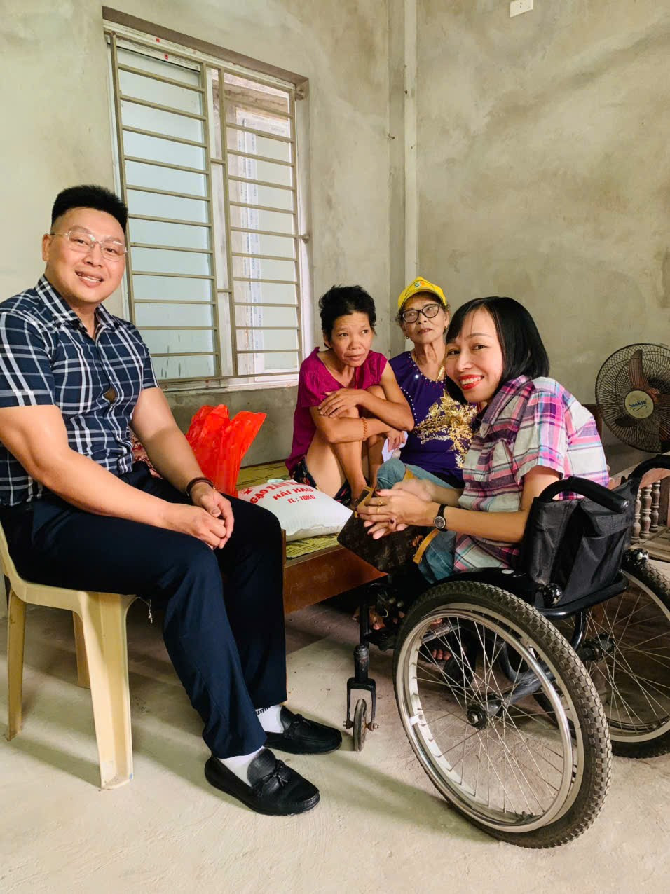 Chị Nga thường xuyên dành một phần kinh phí từ lợi nhuận của công ty và thời gian để đến thăm và tặng quà các gia đình có hoàn cảnh khó khăn trên địa bàn. 2b.jpg