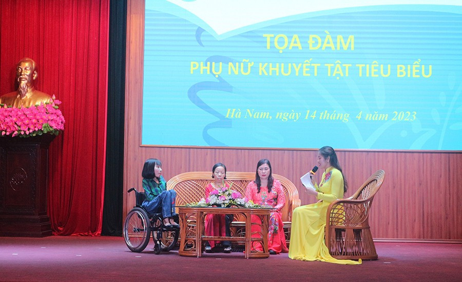 Chị Nga tham gia tọa đàm chia sẻ kỹ năng sống của phụ nữ khuyết tật do Hội phụ nữ tỉnh Hà Nam tổ chức. 3a.jpg
