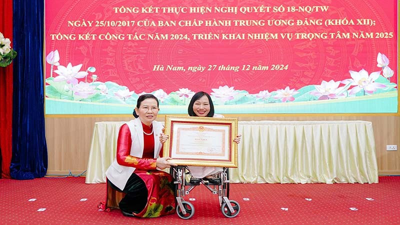 Đồng chí Lê Thị Thủy, Ủy viên Trung ương Đảng, nguyên Bí Thư tỉnh ủy Hà Nam trao tặng Bằng khen của Thủ tướng Chính phủ cho chị Nga. 277777.jpg