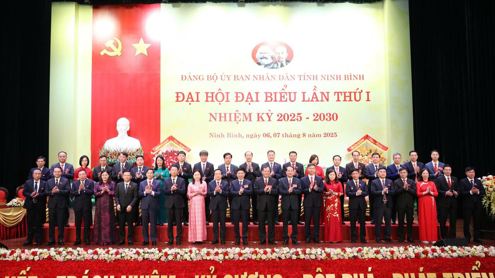 Các đồng chí Thường trực Tỉnh ủy chúc mừng Ban Chấp hành Đảng bộ Ủy ban nhân dân tỉnh Ninh Bình khóa I, nhiệm kỳ 2025-2030. 2a.jpg