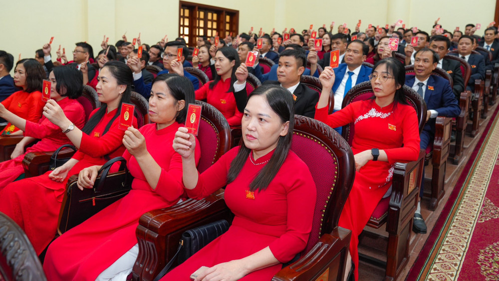 Các đại biểu biểu quyết thông qua Nghị quyết đại hội. 3.jpg