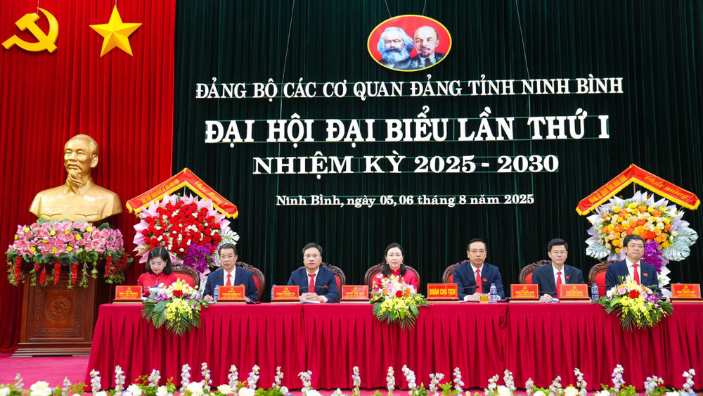Đoàn chủ tịch điều hành đại hội. 1.jpg