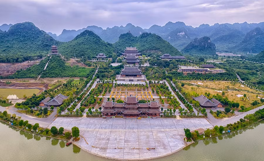 Quần thể Danh thắng Tam Chúc tọa lạc tại phường Tam Chúc, tỉnh Ninh Bình.