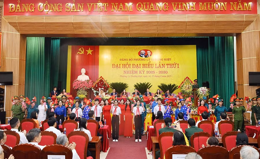 Đoàn Đại biểu các tầng lớp Nhân dân chúc mừng Đại hội phường Lý Thường Kiệt.