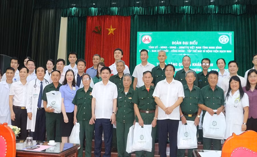 Đồng chí Trương Quốc Huy, Bí thư Tỉnh ủy, Trưởng đoàn Đại biểu Quốc hội tỉnh Ninh Bình cùng Ban lãnh đạo Bệnh viện Bạch Mai tặng quà tri ân các đồng chí thương binh, bệnh binh đang điều dưỡng tại Trung tâm Điều dưỡng thương binh Kim Bảng.