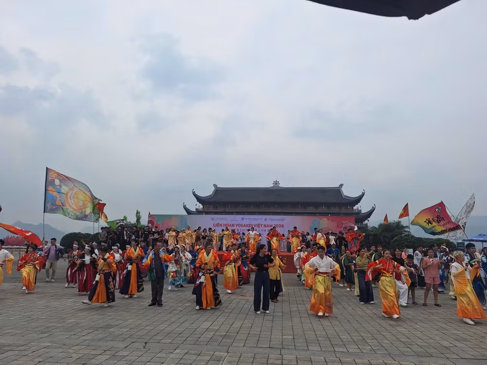 Màn biểu diễn rực rỡ của các đội tham gia liên hoan.