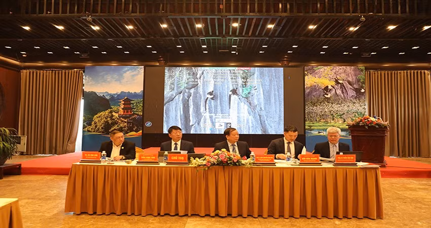 Các đại biểu chủ trì hội thảo.