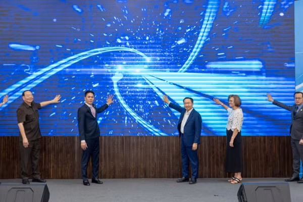 Các đại biểu thực hiện nghi thức vận hành nền tảng xúc tiến thương mại trên môi trường số TBSG Business Hub.