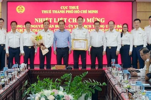 Chủ tịch Ủy ban nhân dân Thành phố Hồ Chí Minh Nguyễn Văn Được khen thưởng tập thể tập thể có đóng góp thu ngân sách của Thành phố trong 10 tháng năm 2025.