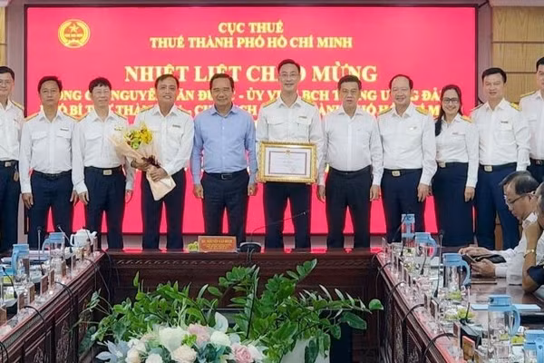 Chủ tịch Ủy ban nhân dân Thành phố Hồ Chí Minh Nguyễn Văn Được khen thưởng tập thể tập thể có đóng góp thu ngân sách của Thành phố trong 10 tháng năm 2025.