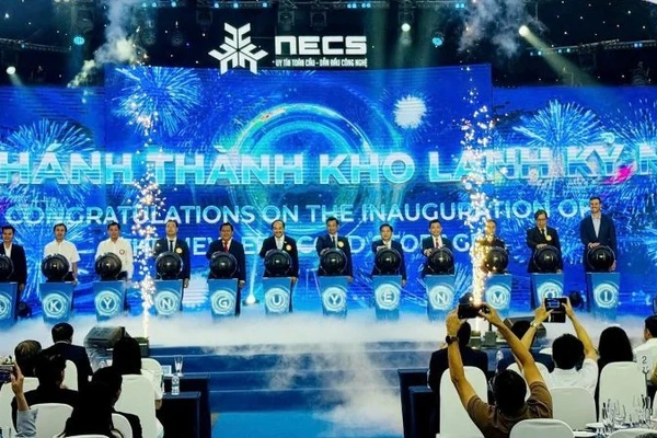 Các đại biểu thực hiện nghi thức khánh thành Kho lạnh Kỷ nguyên mới tại Tây Ninh.