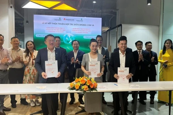 Đại diện lãnh đạo Arobid và Vietcombank), Chi nhánh Thống Nhất và Chi nhánh Tân Bình ký kết thỏa thuận hợp tác chiến lược với chủ đề “Liên minh doanh nghiệp số - Kết nối thịnh vượng Việt Nam".