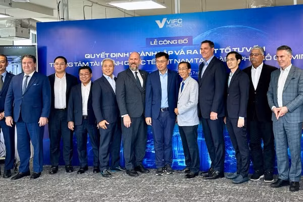 Các thành viên Tổ tư vấn chiến lược Trung tâm Tài chính Quốc tế Việt Nam tại Thành phố Hồ Chí Minh (VIFC-HCMC) ra mắt tại sự kiện diễn ra ngày 12/7 tại Thành phố Hồ Chí Minh.