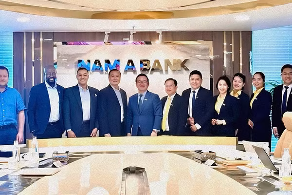 Ban lãnh đạo BlueOrchard và Nam A Bank cùng nhau thảo luận các chương trình hợp tác.