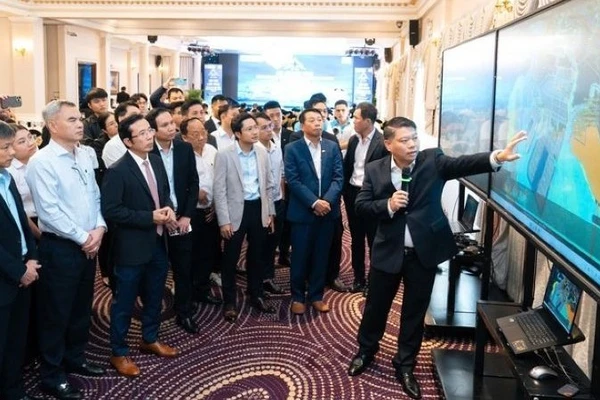 Các đại biểu tham quan quy hoạch khu thương mại tự do tại Thành phố Hồ Chí Minh. (Ảnh: TT)