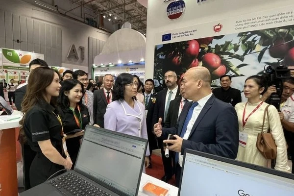 Bà Phan Thị Thắng, Thứ trưởng Công thương tham quan gian hàng tại Triển lãm trực tuyến Vietnam Food Expo 2025.