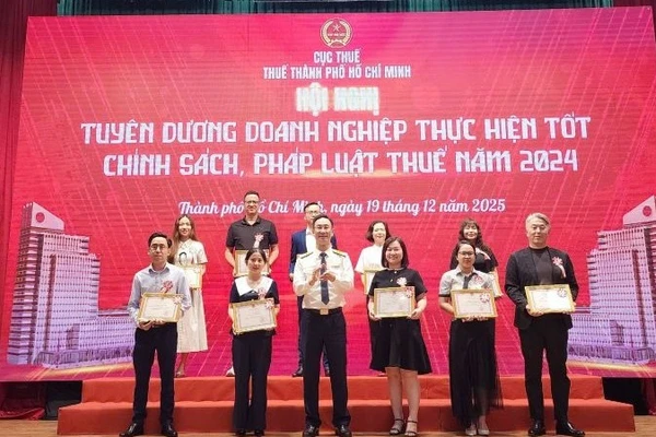Ông Đoàn Minh Dũng, Trưởng Thuế Thành phố Hồ Chí Minh trao Giấy khen, tuyên dương doanh nghiệp tiêu biểu.