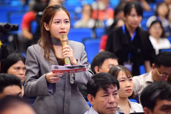 Hộ kinh doanh đặt câu hỏi cán bộ thuế tại Hội thảo “Hộ kinh doanh: Minh bạch dòng tiền, mở rộng cơ hội kinh doanh”.