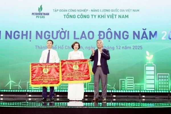 Đồng chí Đỗ Chí Thanh - Phó Tổng Giám đốc Petrovietnam trao cờ thi đua của Công đoàn Petrovietnam cho các tập thể của PV GAS.