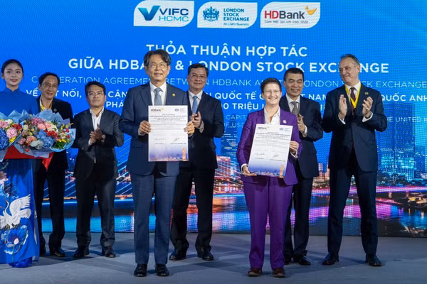 Đại diện lãnh đạo Ngân hàng HD Bank và Sở Giao dịch Chứng khoán London trao thỏa thuận hợp tác. 