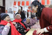 Dân số già không chỉ dẫn đến thiếu lao động, mà còn đặt ra bài toán khó về duy trì hệ thống lương hưu, chăm sóc sức khỏe cho người cao tuổi. (Ảnh: Nhân Dân Nhật báo)