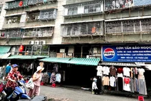 Nhiều hộ dân tại chung cư Thanh Đa (phường Bình Quới, Thành phố Hồ Chí Minh) cơi nới, lắp đặt các khung sắt kiên cố bít ban-công cũng là lối thoát hiểm của căn hộ.