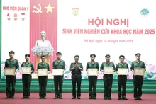 Lãnh đạo Học viện Quân Y trao Bằng khen cho các tác giả đoạt giải.