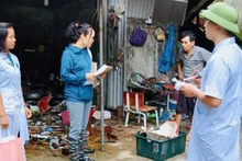 Cán bộ y tế hướng dẫn người dân trên địa bàn thành phố Hà Nội thực hiện các biện pháp phòng, chống dịch bệnh trong mưa, bão
