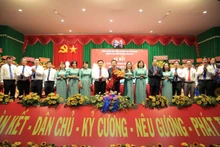 Giáo sư, Tiến sĩ Nguyễn Xuân Thắng tặng hoa chúc mừng Ban Chấp hành Đảng bộ Học viện Chính trị khu vực II, nhiệm kỳ 2025-2030.