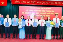 Trao quyết định tới Chủ tịch, các Phó Chủ tịch Ủy ban Mặt trận Tổ quốc Việt Nam Thành phố Hồ Chí Minh. 