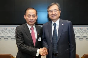 Quyền Bộ trưởng Ngoại giao Lê Hoài Trung gặp Bộ trưởng Ngoại giao Hàn Quốc Cho Hyun. (Ảnh: Bộ Ngoại giao Việt Nam)