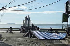 Mái nhà của người dân tại phường Quy Nhơn bị bão số 13 đánh bay.