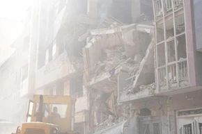 Bức ảnh chụp ngày 13/6/2025 cho thấy các toà nhà bị hư hại trong các cuộc không kích của Israel tại Tehran, Iran. (Ảnh: Tân Hoa Xã)