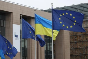 Cờ của Liên minh châu Âu (EU) và Ukraine tại trụ sở EU ở Brussels, Bỉ, ngày 24/2/2025. (Ảnh: Tân Hoa xã)