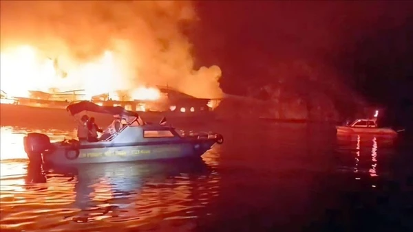 Lực lượng chức năng đang tiếp cận hiện trường. (Ảnh: TTXVN)