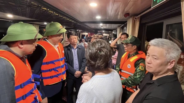 Đồng chí Nguyễn Văn Công, Phó Chủ tịch UBND tỉnh Quảng Ninh kiểm tra hiện trường và động viên các lực lượng tham gia khắc phục sự cố. (Ảnh: Báo Quảng Ninh)