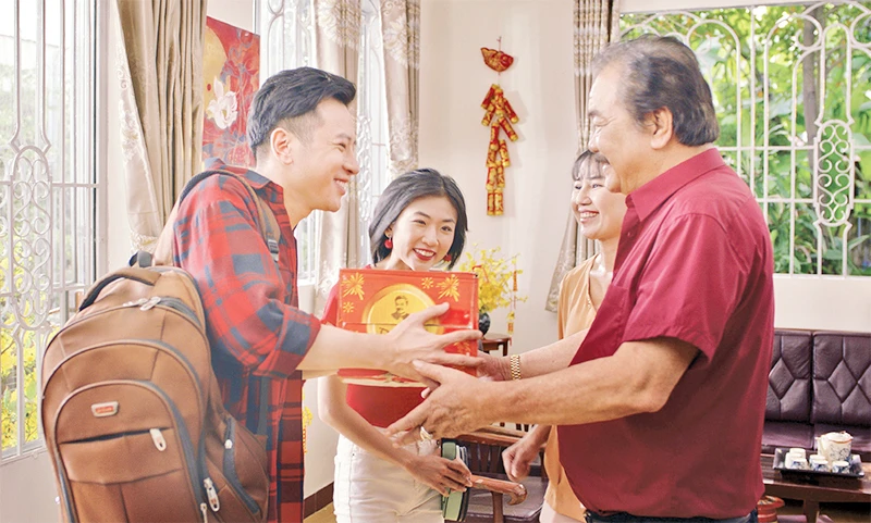 Dr Thanh là vị CEO đầu tiên của doanh nghiệp Việt tham gia đóng MV quảng cáo Tết khiến người xem bất ngờ.