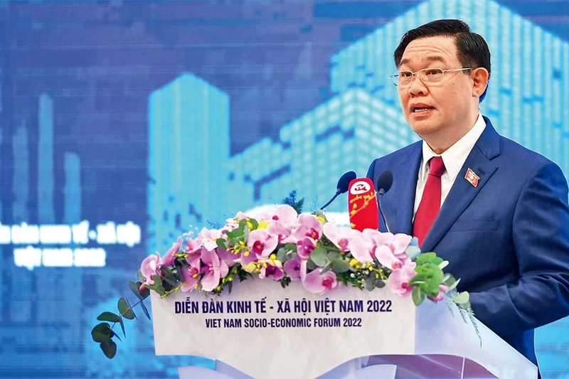 Chủ tịch Quốc hội Vương Đình Huệ phát biểu tại Diễn đàn kinh tế-xã hội Việt Nam 2022. Ảnh: DUY LINH