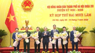 Chủ tịch Hội đồng nhân dân thành phố Hà Nội Nguyễn Ngọc Tuấn chúc mừng các đồng chí nhận nhiệm vụ mới.