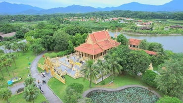 Làng Văn hóa-Du lịch các dân tộc Việt Nam tại Hòa Lạc (Hà Nội).