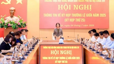 Phó Chủ tịch Hội đồng nhân dân thành phố Hà Nội Phạm Thị Thanh Mai trao đổi các vấn đề báo chí quan tâm.