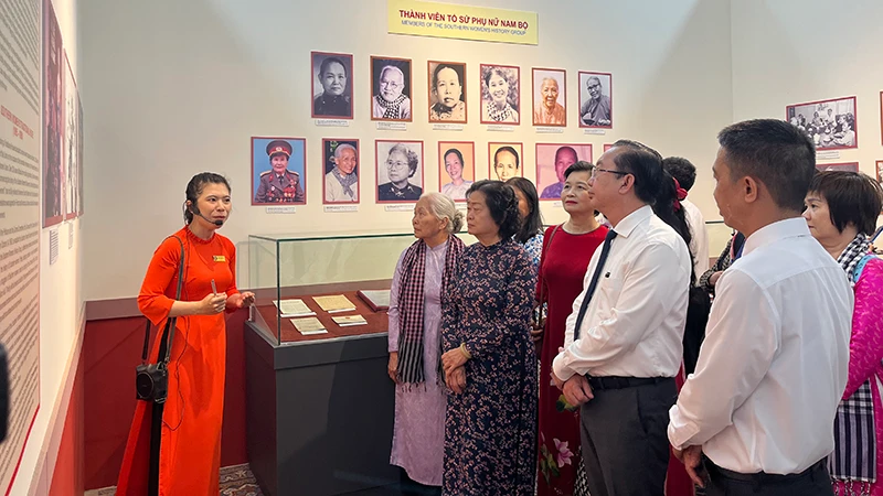 Các đại biểu tham quan trưng bày. (Ảnh M.H)