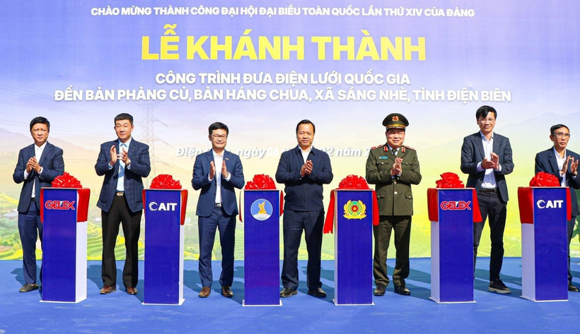 Các đại biểu thực hiện nghi lễ cắt băng khánh thành công trình đưa điện lưới quốc gia đến với bản Phảng Củ và bản Háng Chua, xã Sáng Nhè (Điện Biên).