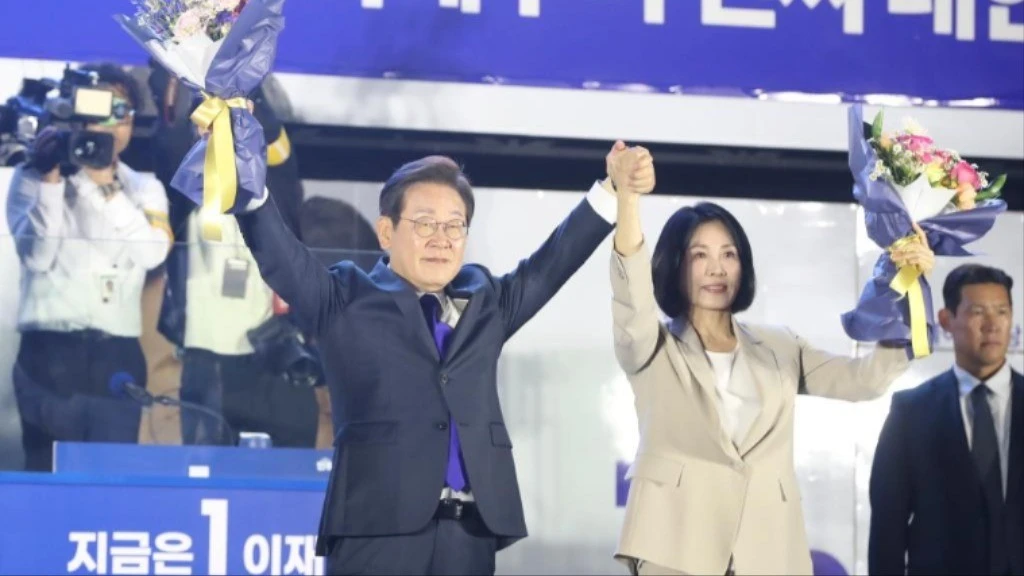 Tân Tổng thống Hàn Quốc Lee Jae Myung và Phu nhân Kim Hye Kyung tại tòa nhà Quốc hội, ngày 4/6/2025. (Ảnh: Tân Hoa Xã)