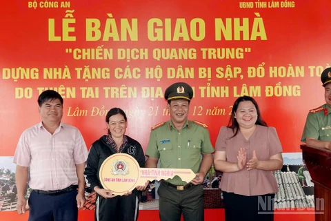 Lãnh đạo Công an tỉnh Lâm Đồng cùng chính quyền địa phương thực hiện nghi thức bàn giao nhà cho gia đình chị Lan.