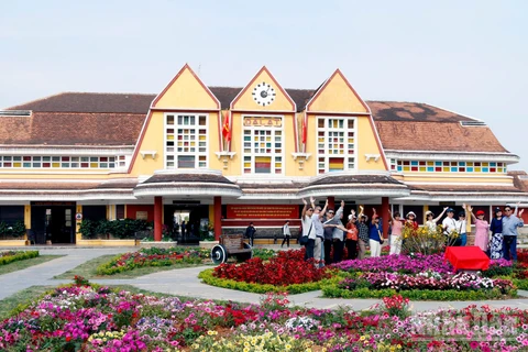 Du khách tham quan, trải nghiệm tại ga xe lửa cổ Đà Lạt.