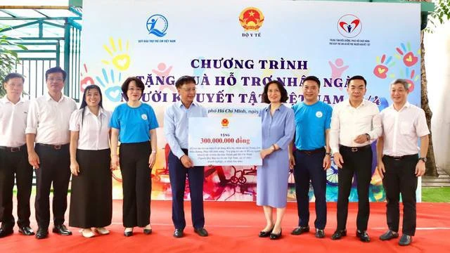 Bộ Y tế thăm và hỗ trợ trẻ em khuyết tật tại TP.HCM nhân Ngày Người khuyết tật Việt Nam