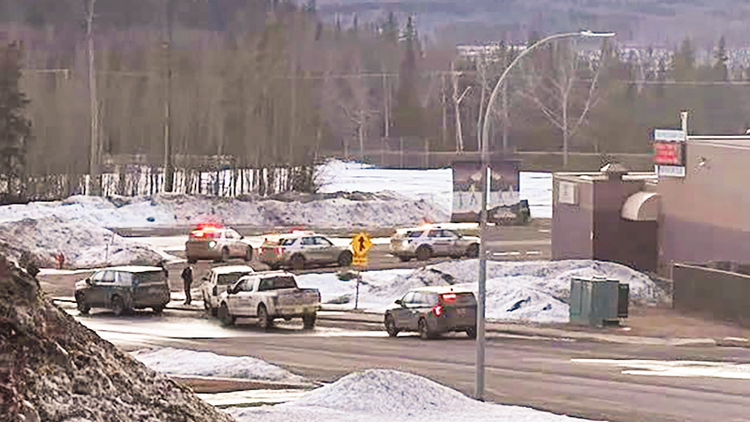 Cảnh sát triển khai bên ngoài trường học ở Tumbler Ridge, Canada. (Ảnh: ABC.NET.AU)